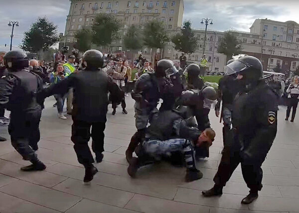 Момент когда Устинов по мнению судьи делает вывих плеча Росгвардейцу