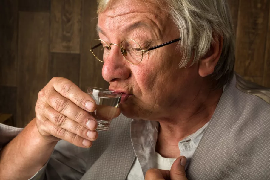 Можно ли пить водку в пожилом возрасте после 65 лет? Если можно, то сколько?