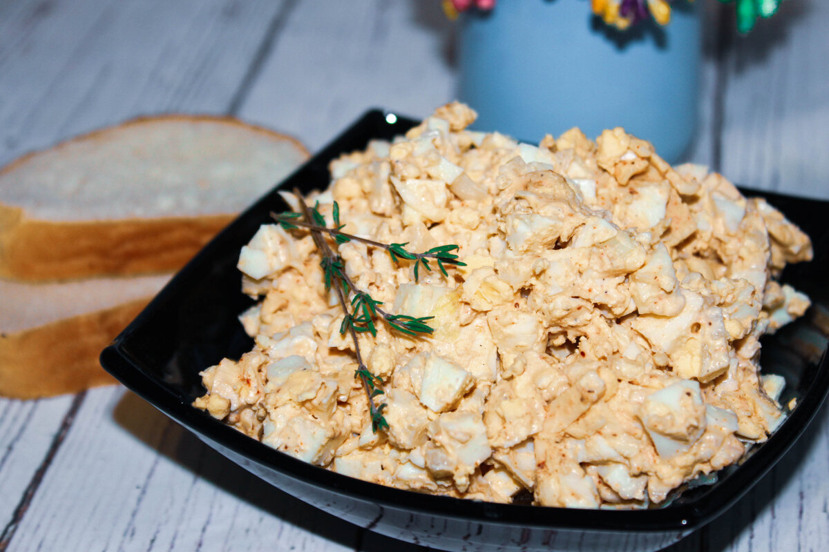 Салат с яйцом. Салат с яйцами вареными. Салат гнездо перепелки. Вкусный салат с яйцами вареными простой рецепт. Салат с майонезом.