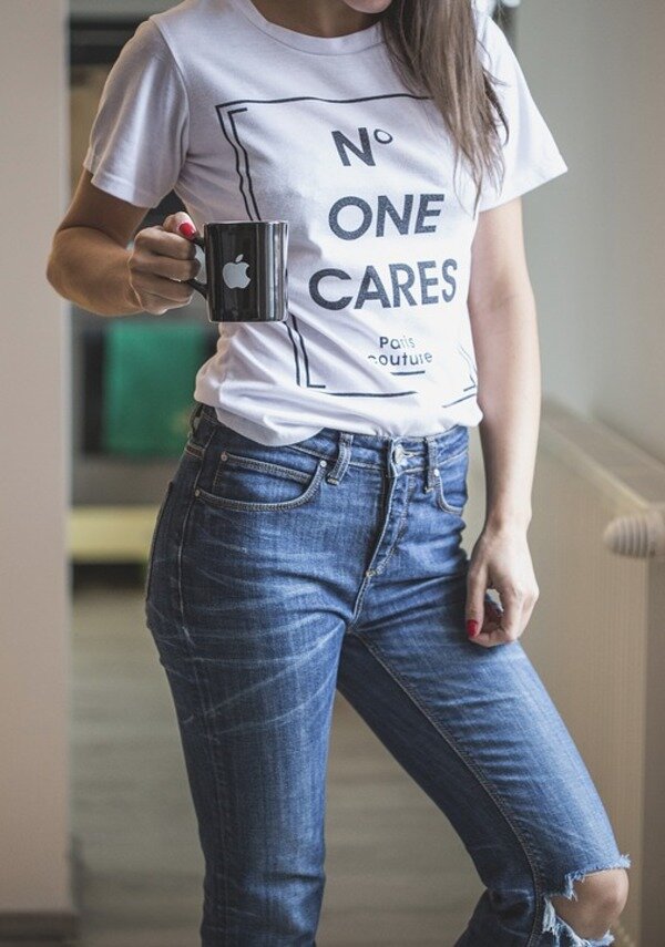 https://pixabay.com/photos/jeans-tee-t-shirt-white-blue-1234687/