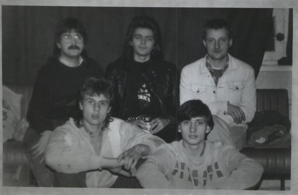 Краснодар, конец 1990 года.  С лева на право, Верхний ряд: Витёк, звукооператор («Альфа», Сарычев-Журавлева); просто Дима М.; Петрович, техник-пиротехник (Сарычев-Журавлева); Нижний ряд: Лёха Кузьмин, техник, безопасность (царство небесное, тебе, Лёха) и по моему, Димка, техник, хороший человек.