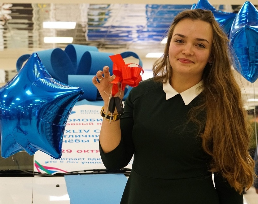 «В учебе не столько важно получать хорошие оценки, сколько обязательно получать знания, понимать, как их применять. Бывает трудно, иногда ночами не спишь, но главное – получать удовольствие от студенческой жизни. Таких побед как сегодня в моей жизни, наверное, еще не было – я взволнована и пока не осознала все до конца. Но я определенно счастлива!» – студентка Инженерной академии РУДН Юлия Одякова
 