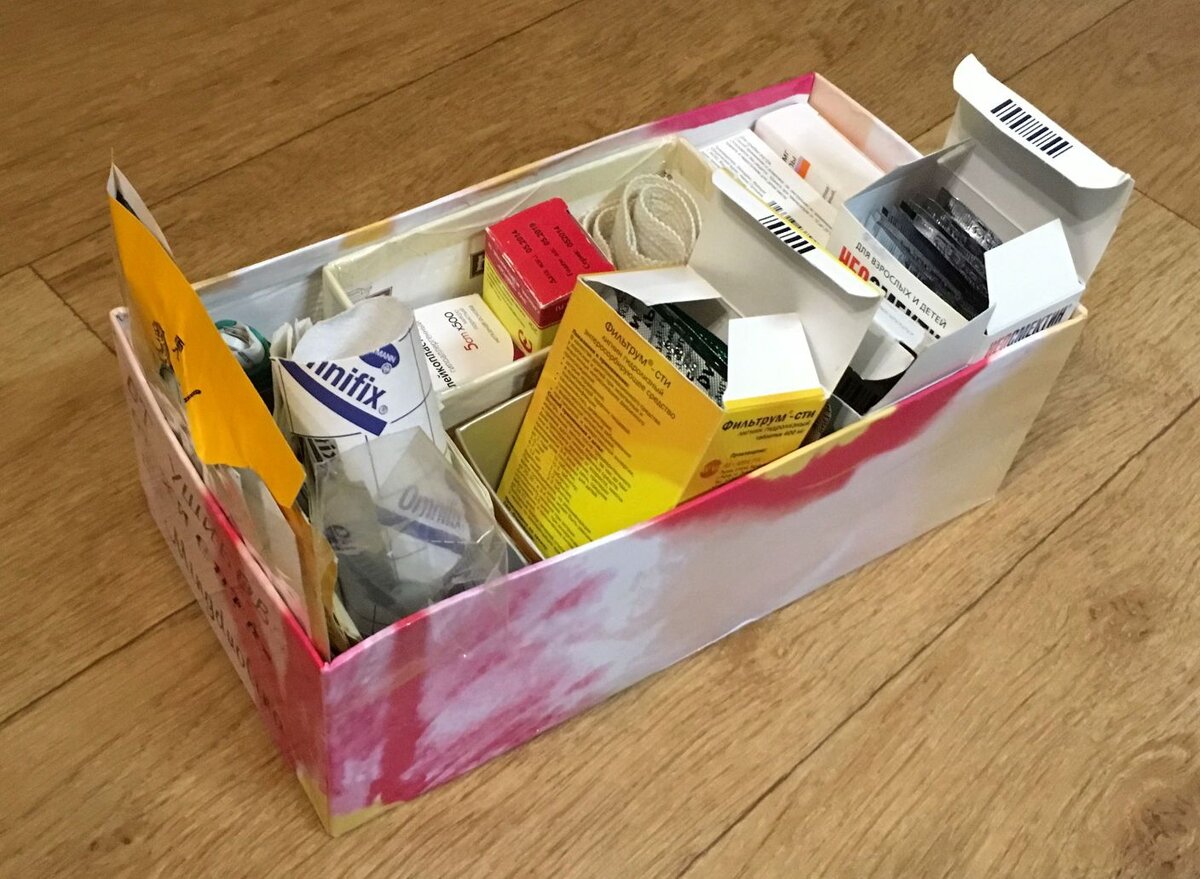 Для первой итерации воспользуемся опен-сорсом. Быстрая победа, но коробка из под обуви 1)  тяжеловата для хвата одной рукой и 2) широка, что провоцирует на свалку.