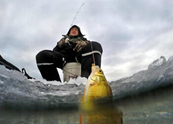 Прибыв на водоем и выбрав место ловли, надо первым делом очистить лед от снега там, где решено сверлить лунку. Если снег глубокий, удобно пользоваться фанерной лопаточкой. Обычно же его просто сгребают ногой. Затем можно приступить к сверлению лунки.