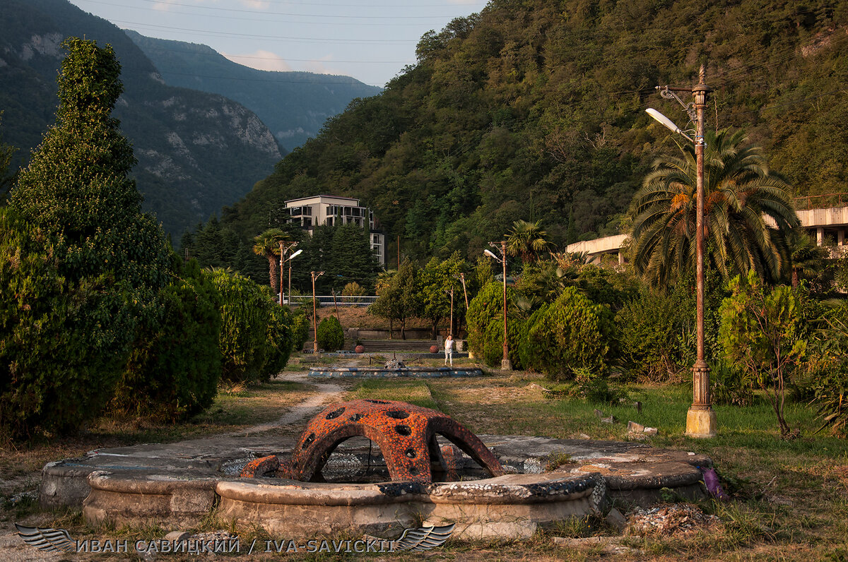 Парк напротив Жоэкварского ущелья, фонтан работы Церетели