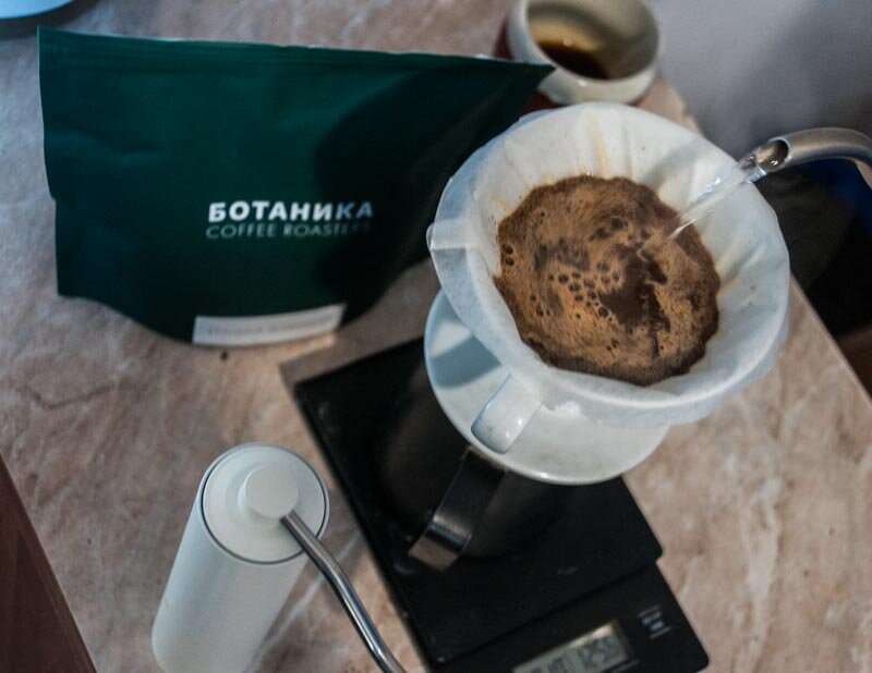 Процесс приготовления кофе в воронке Hario V60