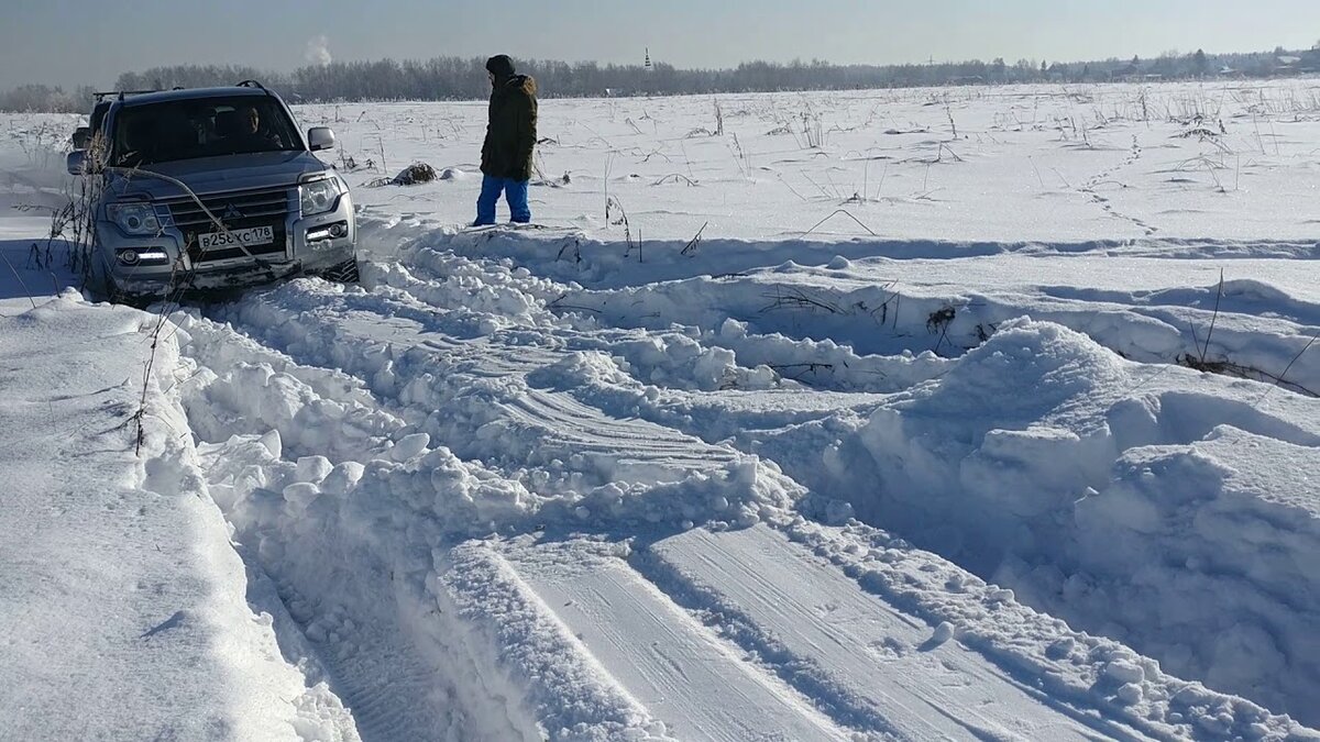 Волга буксует по грязи