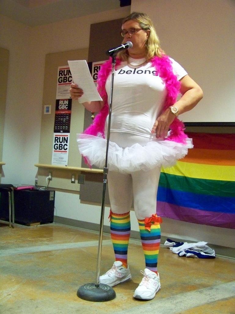 На все руки мастер - и жнец, и на дуде игрец, и наряды выбирать умеет