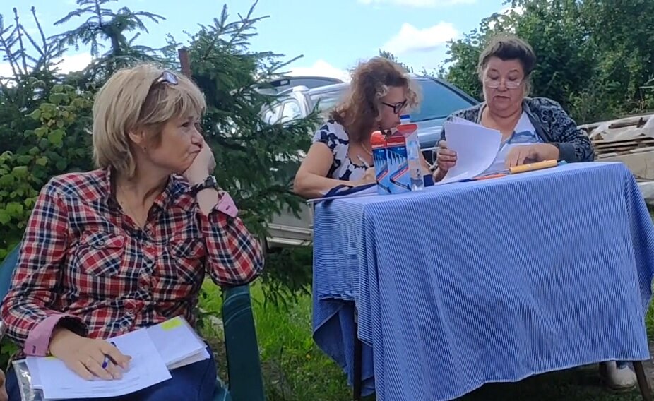 Слева направо : председательша, крикунья в правления тётка бездетная, председатель собрания 