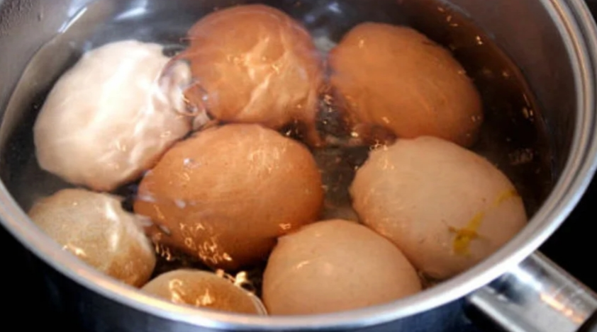 Простой способ, как приготовить яйца вкрутую без варки. Экономим время и электричество