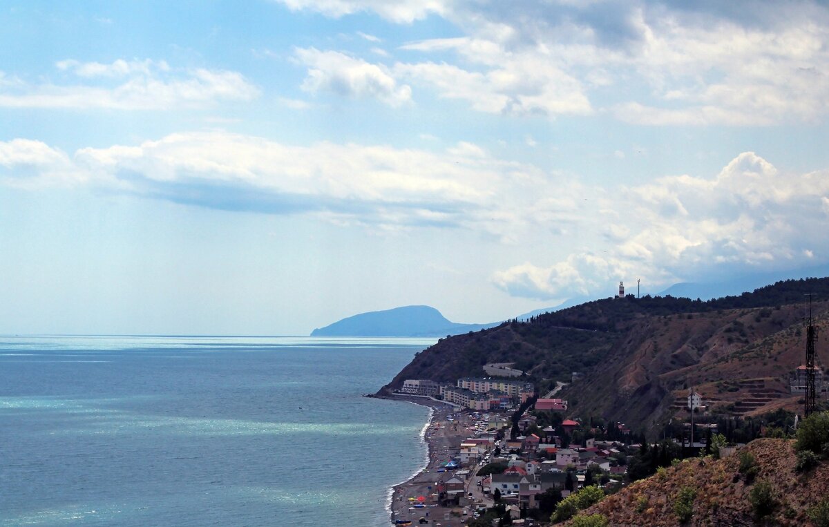 Рыбачье. На заднем плане - гора Аю-Даг.