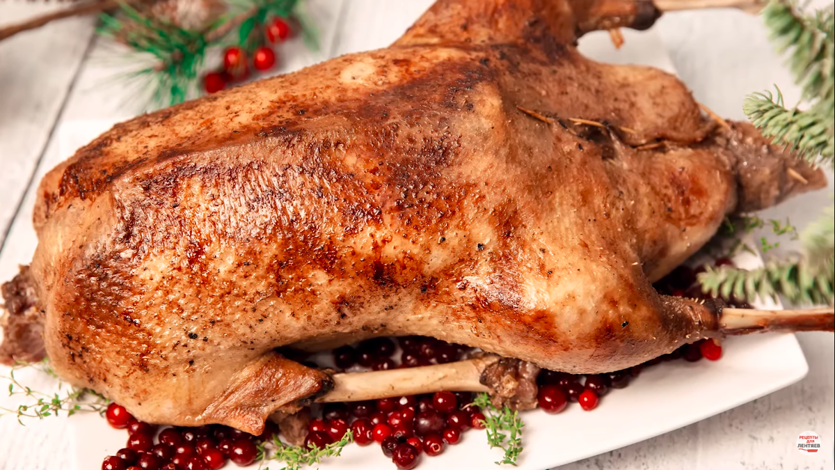 рождественский гусь с яблоками. гусь фаршированный картофелем. жареный гусь с яблоками. рождественский гусь. гусь запеченный в духовке с яблоками.