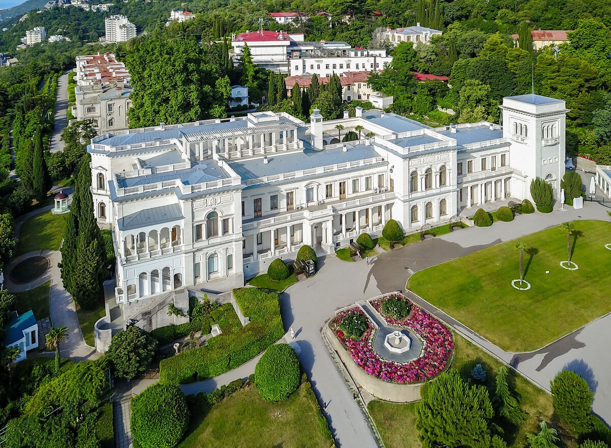Ливадийский дворец. Источник фото: gintur.com