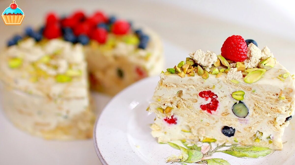 Рецепт для любителей халвы. Торт без выпечки с кусочками халвы и печенья.