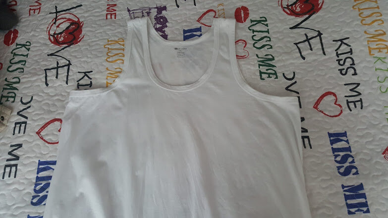 Белая майка.