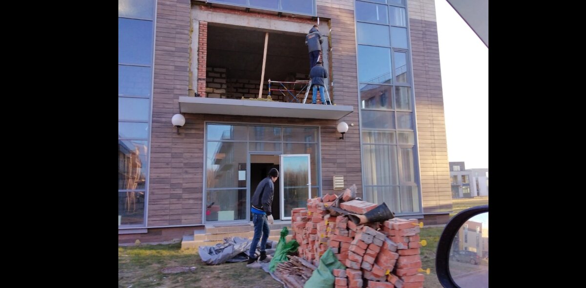 Снос фасада в сити-вилле, где живут люди