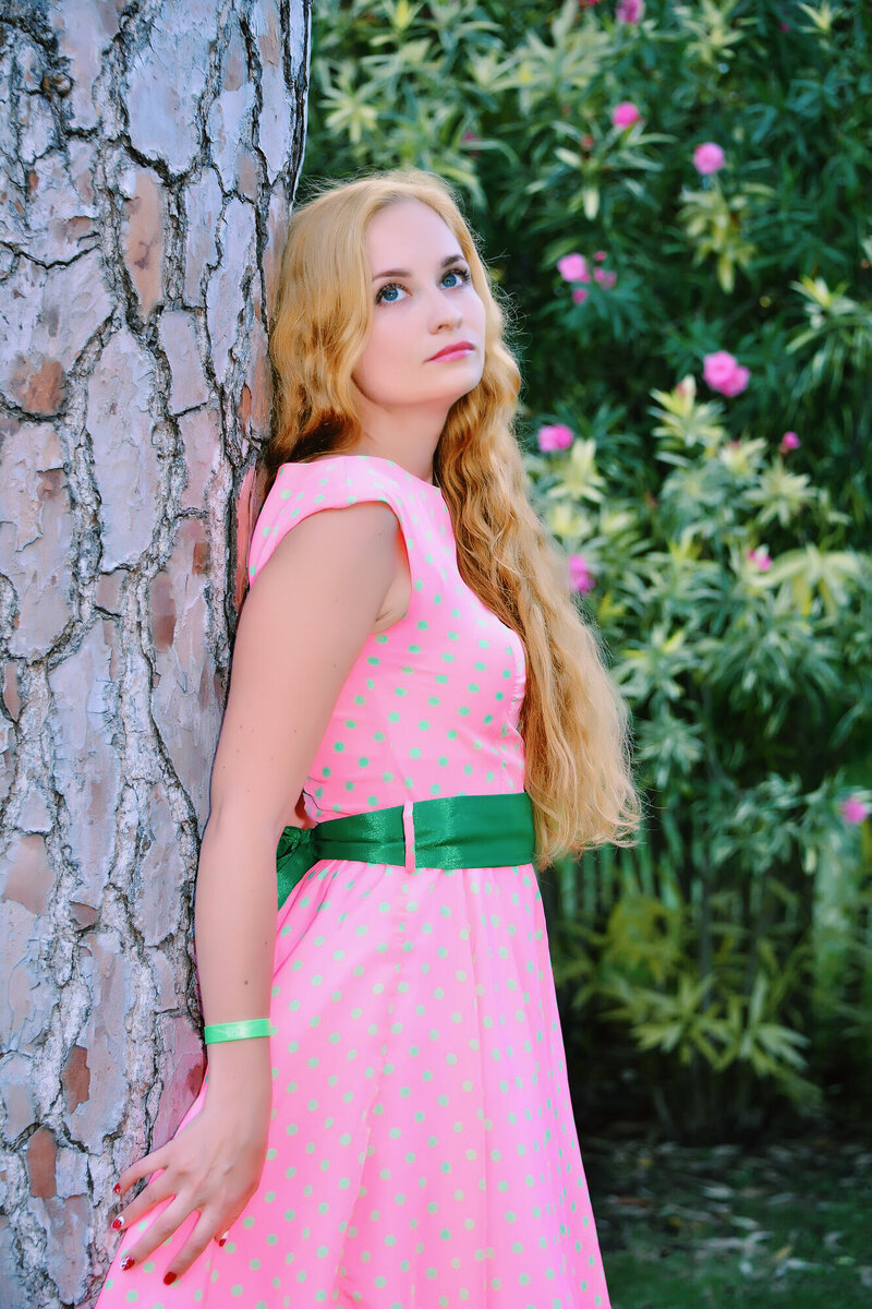 Много ли надо для счастья?
И кем измеряется «много»?
Вот ты стоишь у порога,
В сердце дыра, вера в Бога
Только и может спасти.
Счастье поймать, обрести,
Или сойти с пути,
Или найти дорогу...
Быть зрячим, и смотреть мило иль строго.
Надо ль для счастья много?

Много ли или мало?
Встреч на перроне вокзала,
Объятий в метро в центре зала,
Радость, улыбки на лицах,
Когда самолёт приземлится.
Когда ты забрал из больницы
В сердце до боли родного.
Обнимаешь, уходит тревога...
Когда в доме любовь, хоть убранство убого...
Надо ль для счастья много?

Рождение у мамы чуда,
Которой твердили - не будет.
Пусть люди их не осудят
За то, что не верили в ЖИЗНЬ,
Когда падаешь, а тебе: «Ты держись» -
С кем вчера ещё даже дрались.
Когда потерял при пожаре белый свет,
А кто-то незнакомый даёт горячий обед,
Накидывая на плечи плед.
И «спасибо» молча как неизгладимый след.

Для счастья много ли надо?
Когда достают утопающих не за награду,
Когда кроме совести нет преграды.
И нет среди ясного неба грома.
Когда ребёнку из детского дома
Любовь не понаслышке знакома,
И он шепчет «Мама», обнимая её 
вместо подушки,
Когда с другом детства одни на двоих игрушки,
Когда два сердечка в форме кружки,
И как сестры родные подружки.

Каждой клеточкой любят тебя и ты в ответ,
Зажигаешь душой неподдельный свет,
На мои вопросы не ищи ответ.
Здесь мерила нет.
Знаешь я его так давно искала,
То нашла себя, то себя теряла,
Но не перестала верить, знала
Счастья в жизни ни много и не мало...

Будьте счастливы каждую секунду...