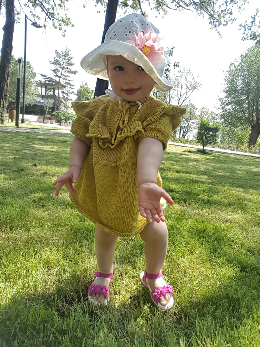 Стеф в платье из хлопка со льном