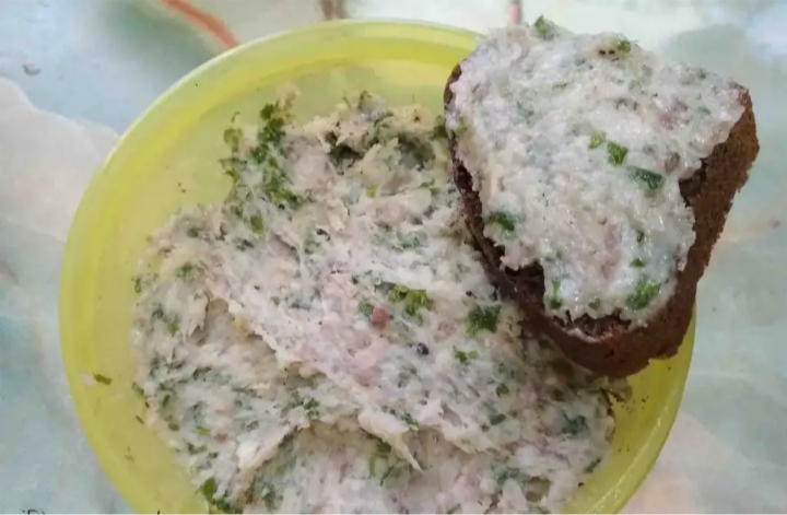 Это сало с чесноком старинное русское блюдо. Его можно кушать как паштет. Подавать с борщем или в роли закуски. 