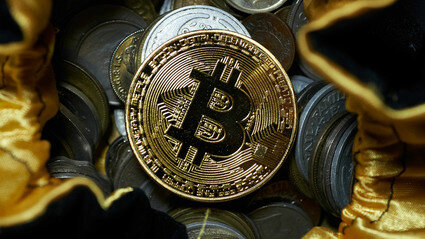 Биткоин просел ниже $10 000

Самая популярная в мире криптовалюта биткоин (Bitcoin) упала в цене. По состоянию на утро 14 февраля курс биткоина торгуется ниже отметки в $10 000, свидетельствуют данные торгов портала CoinMarketCap.

Так за сутки биткоин подешевел на 4,75% и торгуется на уровне $9610.

Остальные криптовалюты торгуются в красной зоне.

Цена на Ethereum снизилась на 6,21% и сейчас находится на отметке в $261.

XRP уменьшился на 5,9% и торгуется на уровне $0,27.

Bitcoin Cash потерял 7,82%. Монета находится на отметке $382.

Bitcoin SV в минусе на 1,49%, добравшись до уровня $301.

Капитализация рынка криптовалют на данный момент составляет 279 миллиардов долларов. На долю биткоина приходится 62,7% всего рынка.