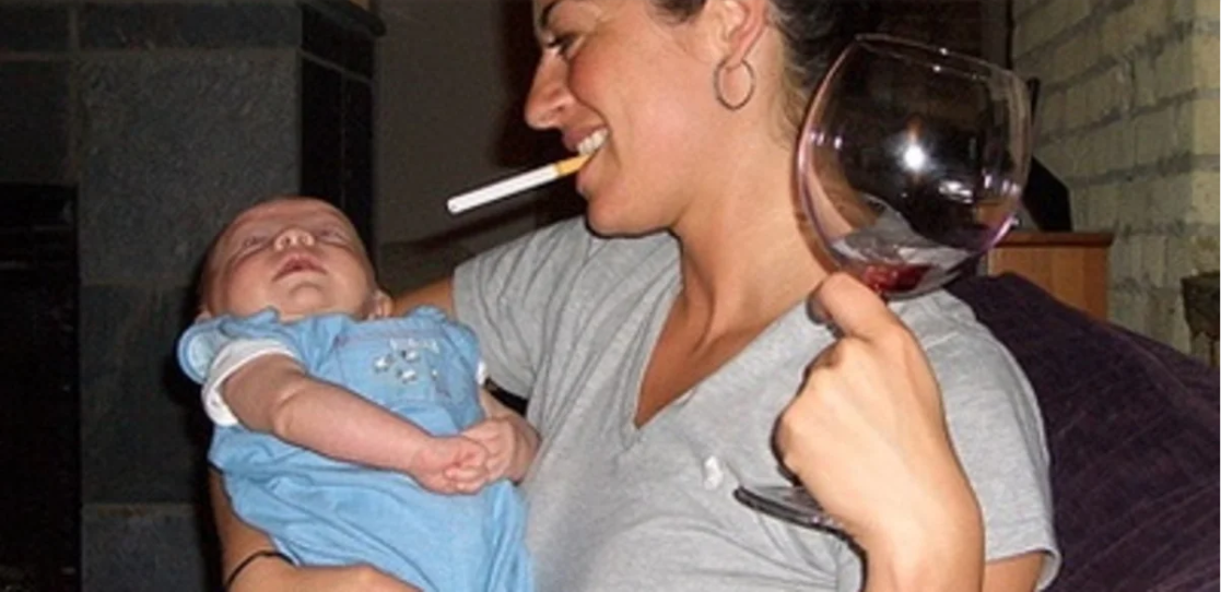 Пьющая мать и ребенок. Курящая мама с ребенком. Мамаша с пивом и ребенком. Мать алкоголичка с реькноум. Увидел маму пьяной