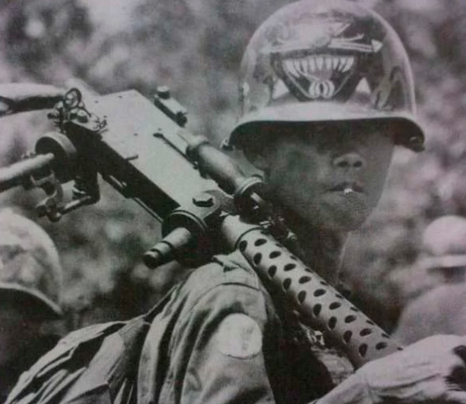 И не пристегнутые каски далеко не редкость.