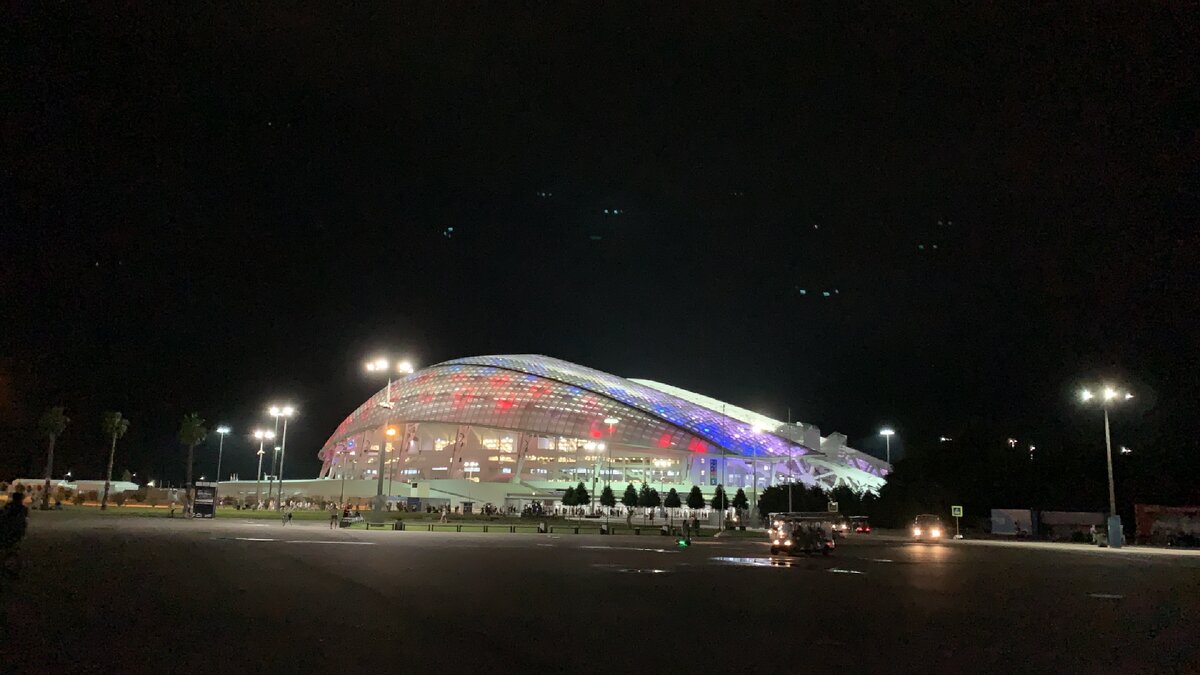 Стадион «Фишт» ночью