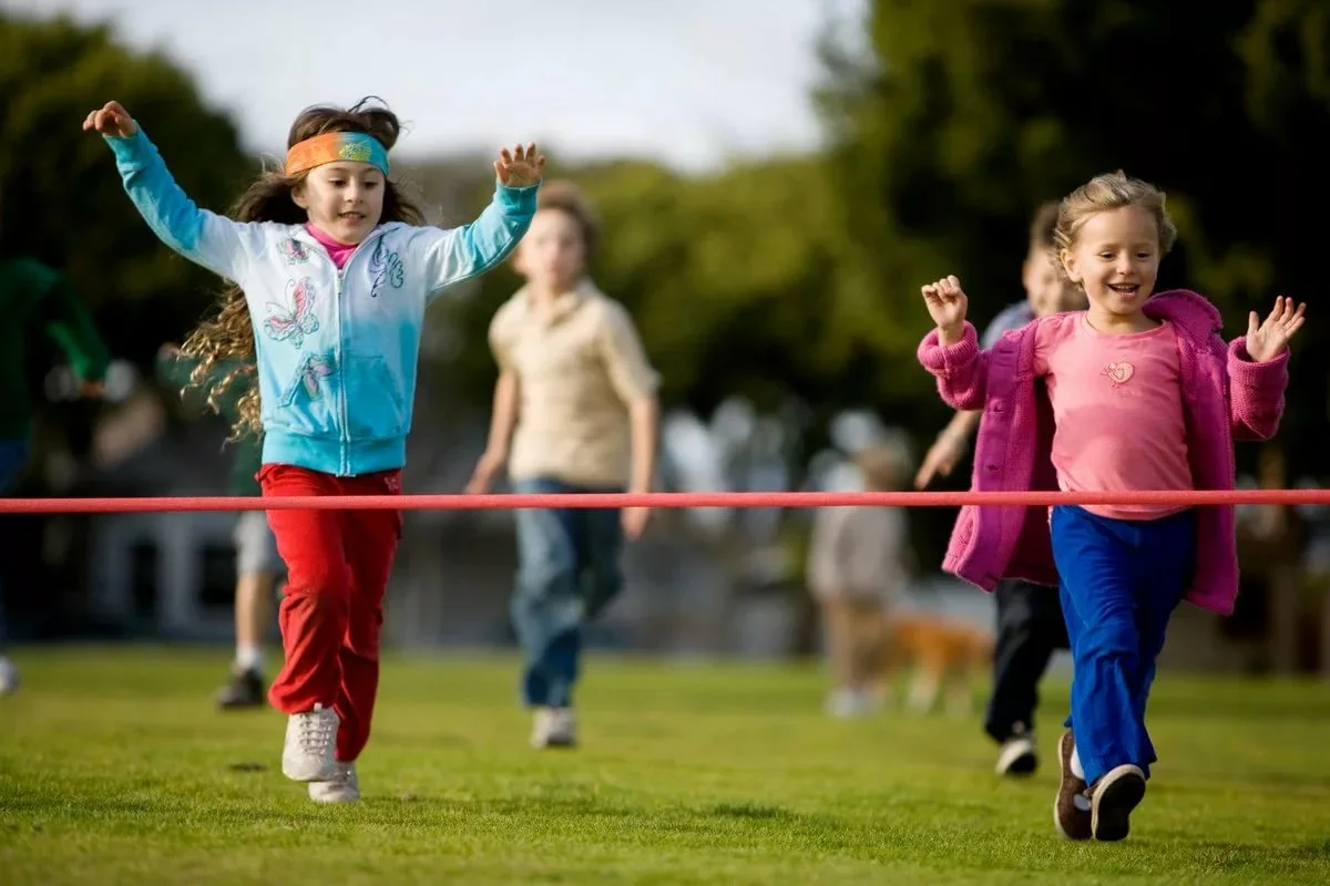Children do sports. Спорт дети. Спортивный праздник для детей. Спортивные соревнования для детей. Спортивные состязания для детей.