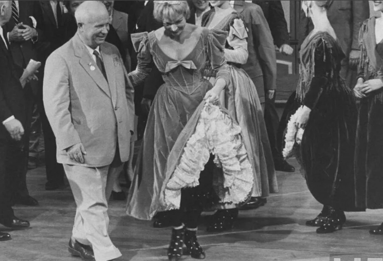 Н. С. Хрущев с танцовщицами