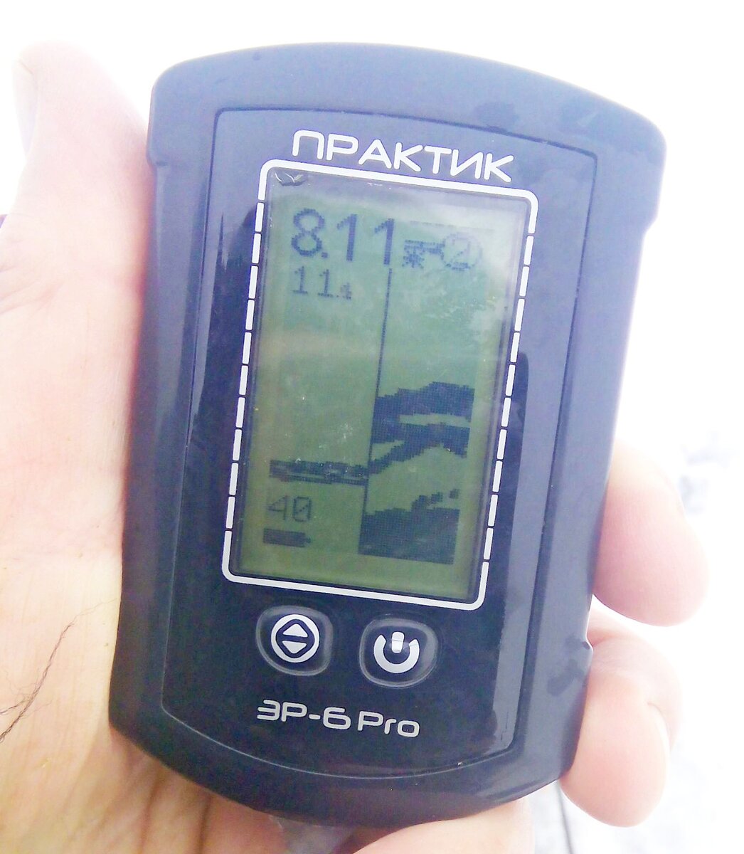 Повезло. Первая же лунка - рыба стоит ото дна и до полутора метров.