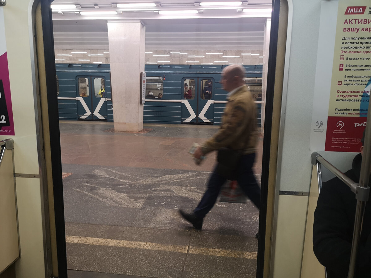 Московское метро пустеет. Вчера поехал в центр, людей всё меньше и меньше.