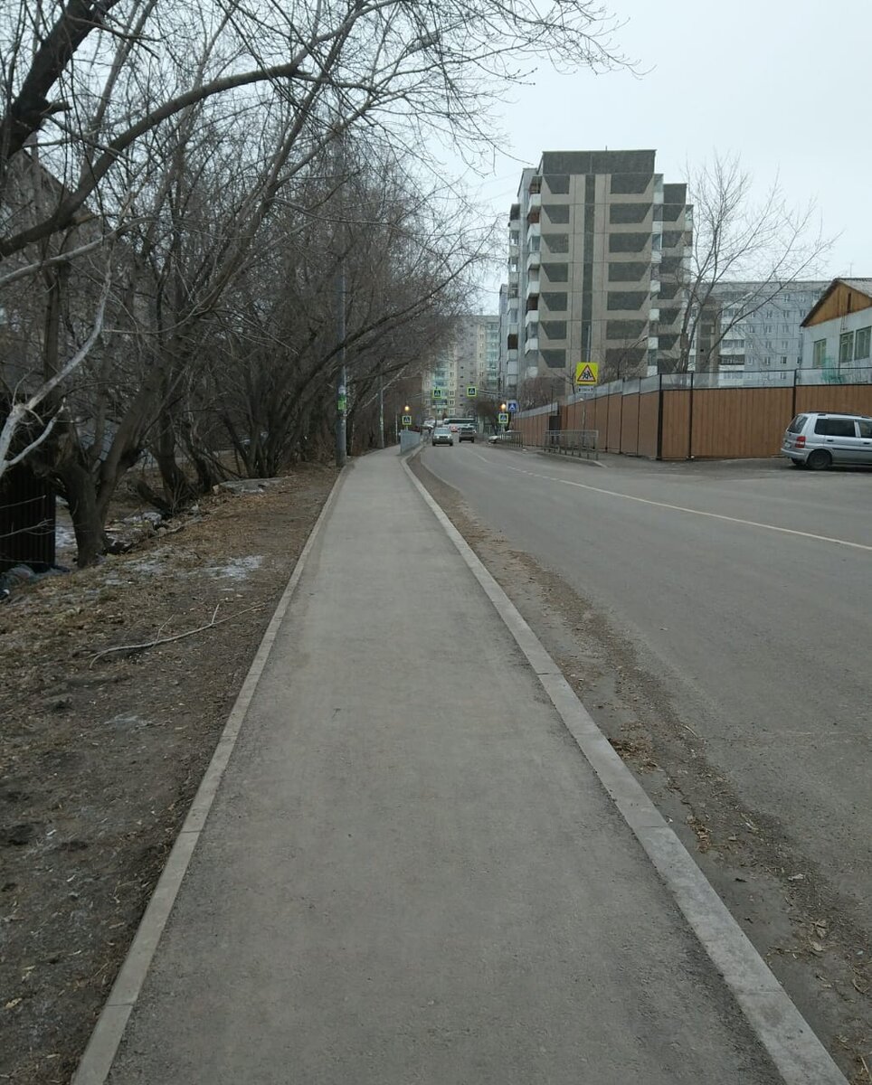 По этой тропинке раньше ходили школьники, взрослые вели детей в садик и спешили на работу