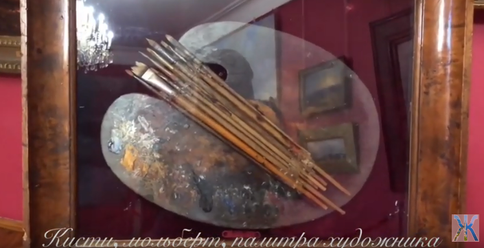 Кисть, мольберт и палитра художника (фото автора)