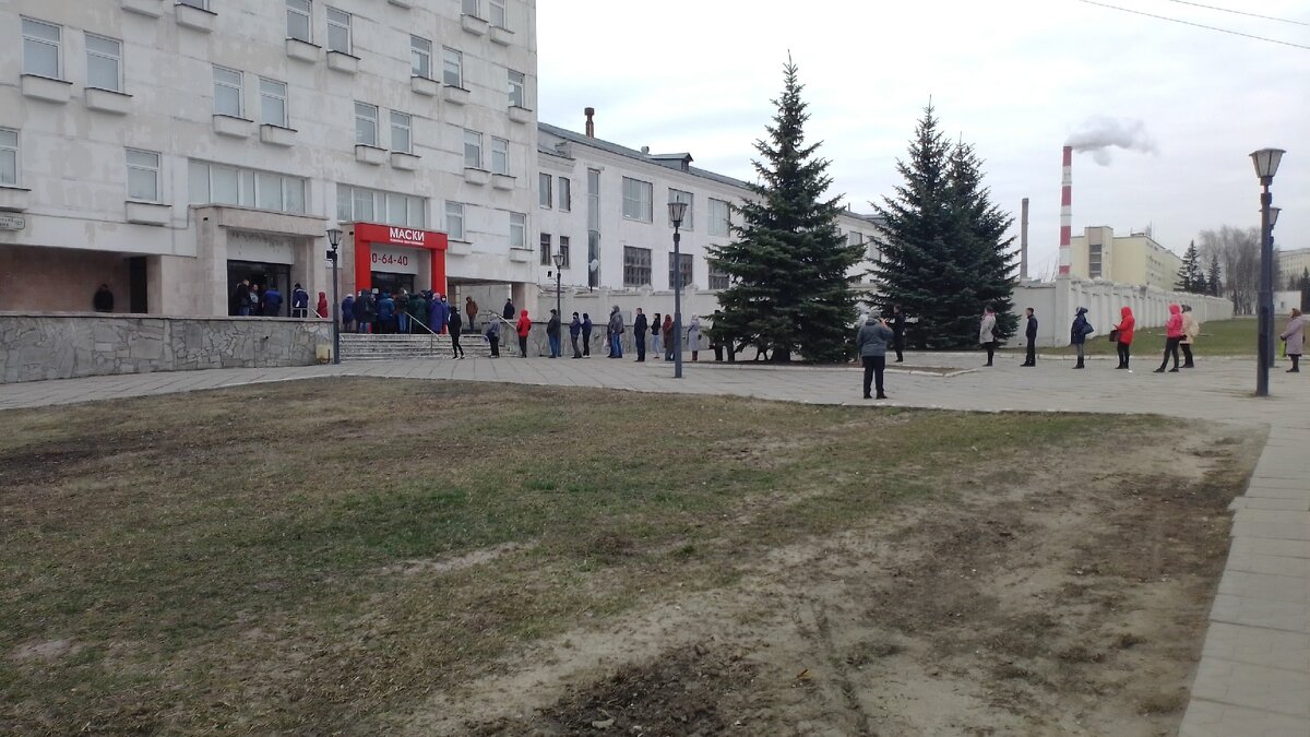 Люди стоят в метре друг от друга, но ближе ко входу, все равно сбиваются в кучу