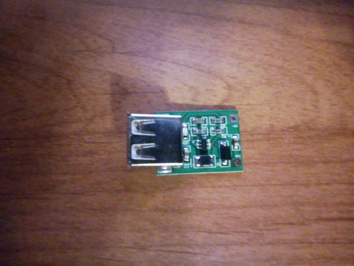 DC-DC USB повышающий  модуль,заказанный на AliExpress.Его характеристики: 1. Входное напряжение В: 0,9-5 в постоянного тока

2. Мини-контроль PFM

3. Выходное напряжение: В 5 в постоянного тока

4. Выходной ток: 500-600mA

5. Высокая эффективность преобразования, максимум до 96%