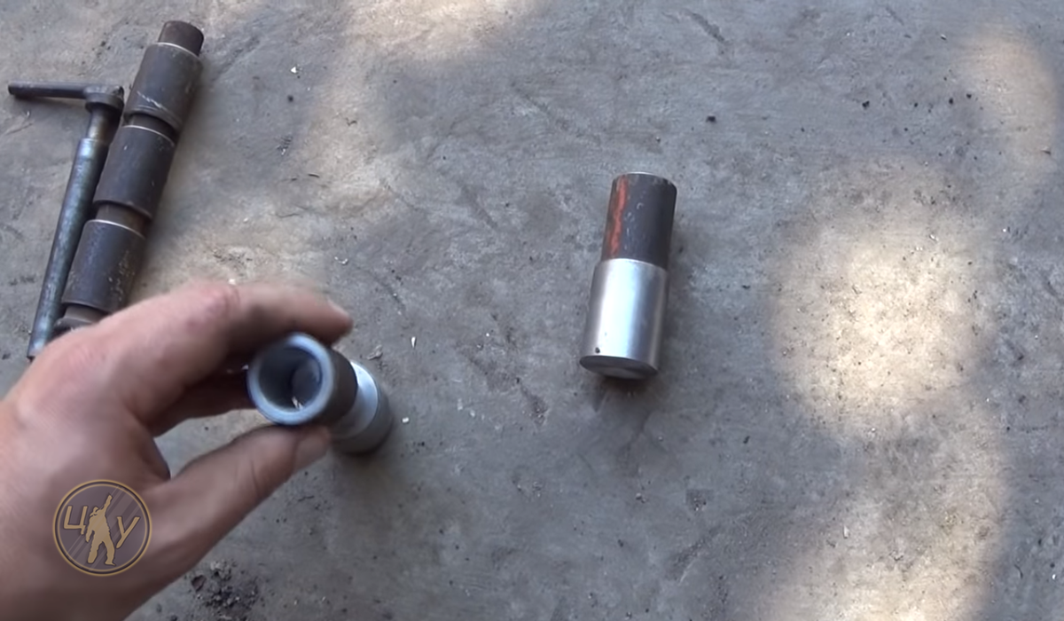 К ним собственно и будет привариваться уголок с направляющим швеллеров для плуга