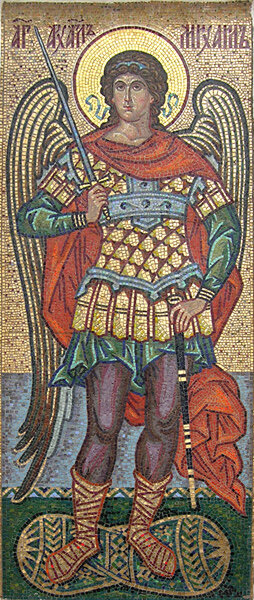 Днями почитания по обычаю считают: 21 ноября - данная дата определена во имя Архангела Михаила, Собора Архистратига Михаила и других Небесных Сил бесплотных. 
 

19 сентября – данная дата относится к диву, совершенному Архангелом Михаилом в Колоссах, который смог развернуть реку вспять и этим не допустил осквернения христианской церкви.

 

Молитвенные стихи читаются о защите от злобного умысла, недругов и скрытых противников. Адресуются к Архангелу, надеясь на заступничество от недобрых духов и с просьбой об излечивании телесных и душевных недомоганий. Православные христиане также обращаются к Святому с мольбой о благополучной жизни в новом доме, более всего он высоко чтим строителями. Если брать в учёт существенную роль Архангела на Страшном Суде, православные христиане адресуются к Нему, моля вступиться за души покойных родных. Михаил Архистратиг считается покровителем земли Русской, вследствие чего на протяжении всех времен люди молились святому о защите отчизны.
Архистратига Михаила почитают как Небесного покровителя и основного защитника бойцов, воюющих во имя блага и добра.