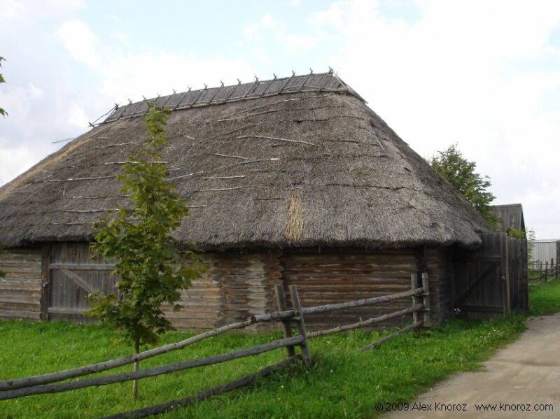 Изба с соломенной крышей