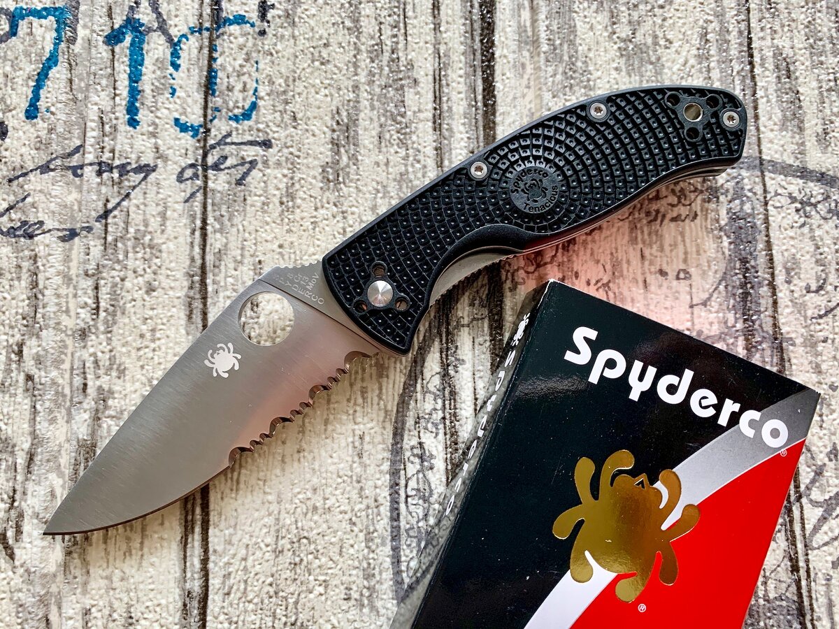 Spyderco Tenacious с рукоятью из FRN и полусерейтоной заточкой