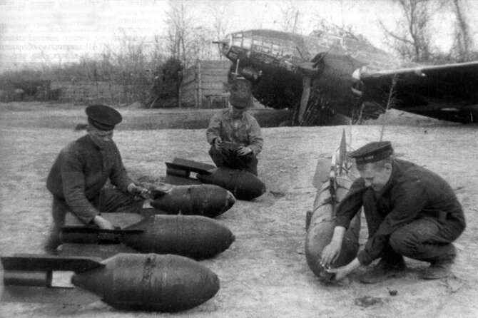 Подготовка бомб ФАБ-100 перед подвеской в бомбоотсек