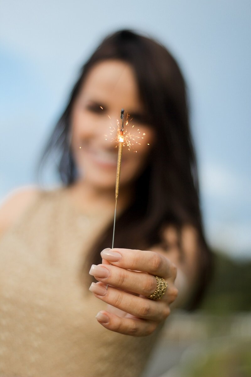 Победительница празднует победу...