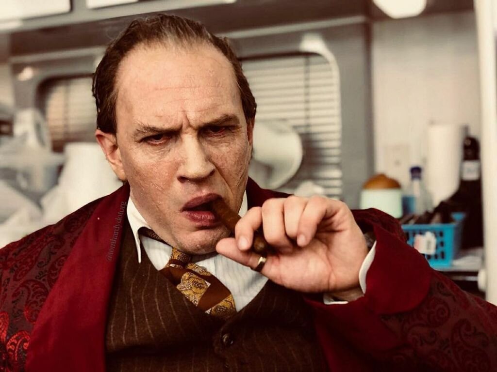 Важный нюанс с названием. В оригинале фильм идет как Capone, в локализованной версии — уже как «Лицо со шрамом». Наверное, так драматичнее. Как бы то ни было, в центре внимания, пожалуй, самый знаменитый гангстер Аль Капоне, прозвищем которого среди прочих было и «Лицо со шрамом».

