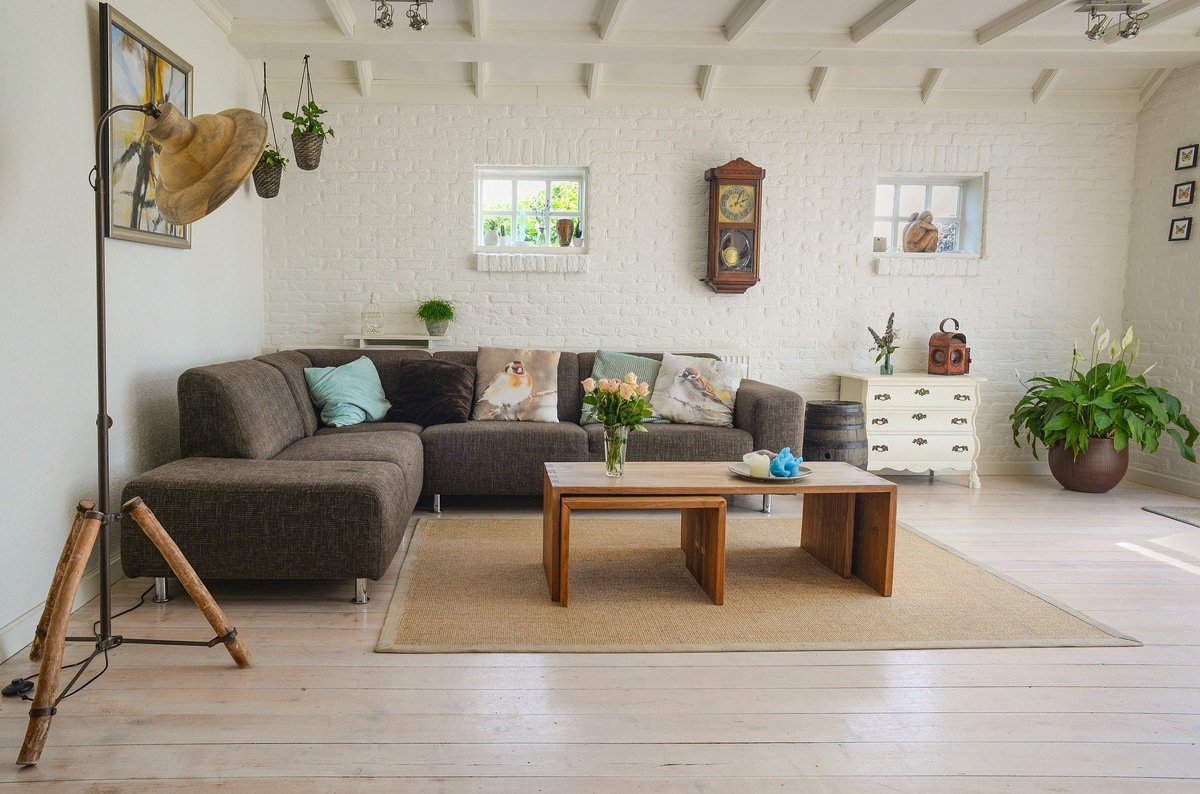 https://pixabay.com/photos/living-room-couch-interior-room-2732939/  