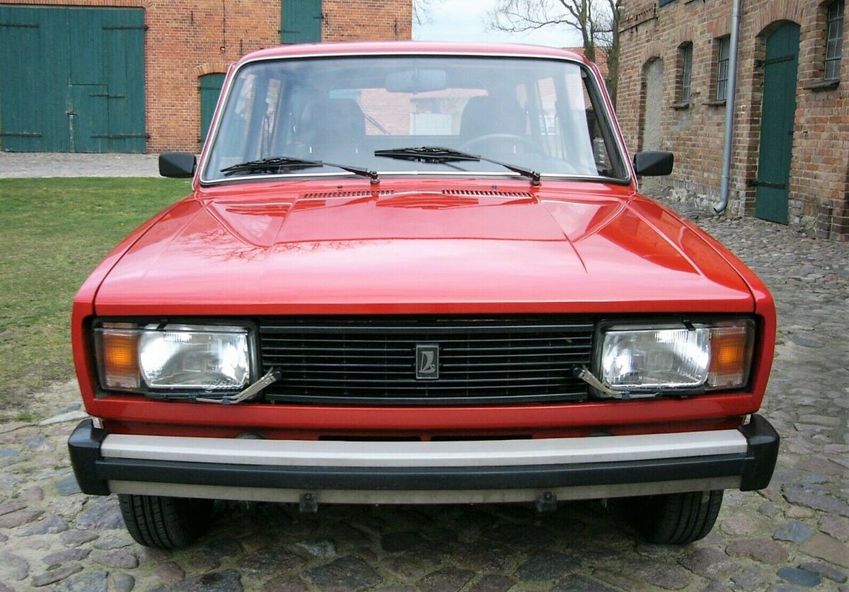 Передняя часть кузова, решетка радиатора Четверки, с омывателями фар.  фото MolyShop