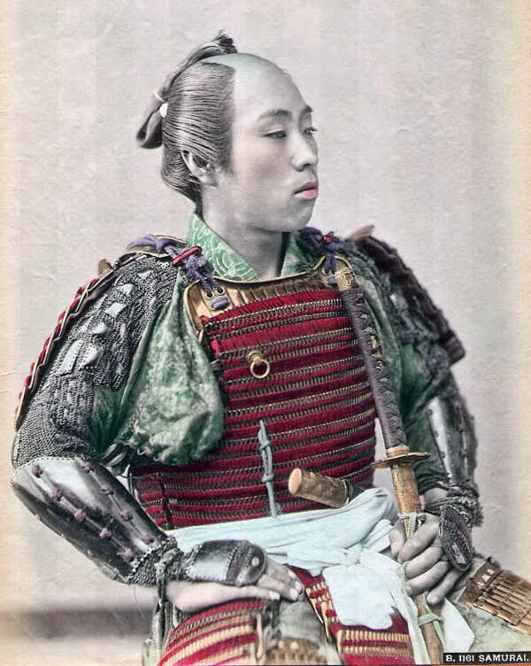 Воин-самурай с волосами собранными в узел чонмаге. Около 1890-х годов. Wikimedia Commons
