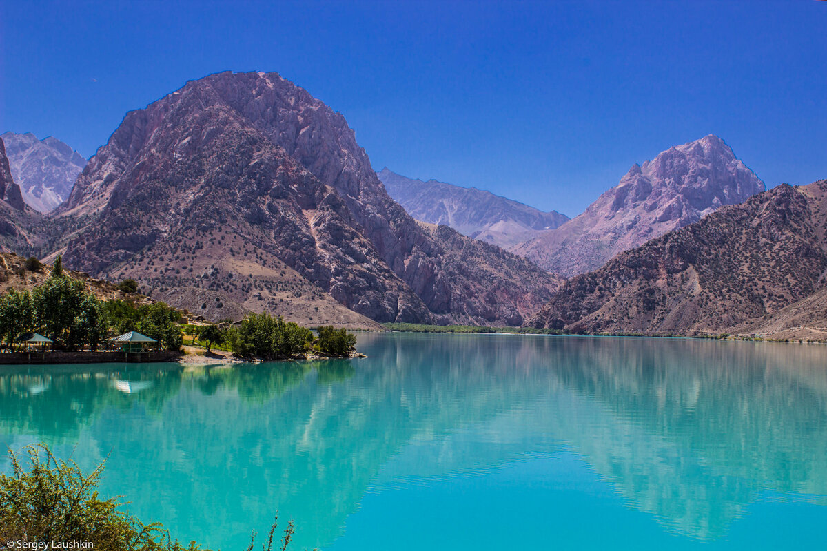 Озеро Искандеркуль. Над озером нависает купол Дождемерной горы (3342м).