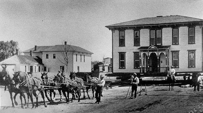 Лошади тянут огромный двухэтажный дом.