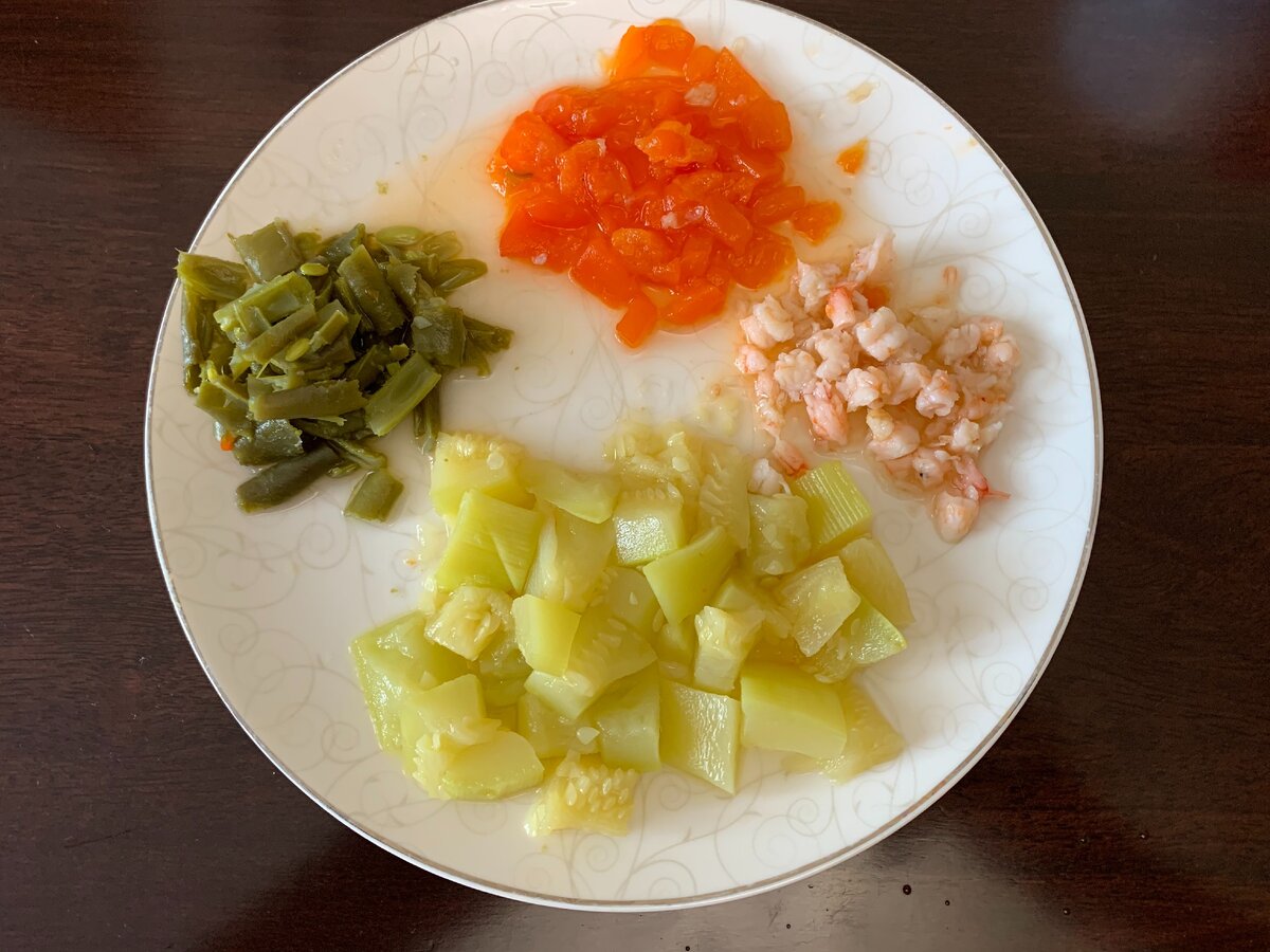 Обед – вареная стручковая фасоль, вареный болгарский перец (кожуру снимаю – после варки она легко отстает), кабачок на пару и вареные креветки.