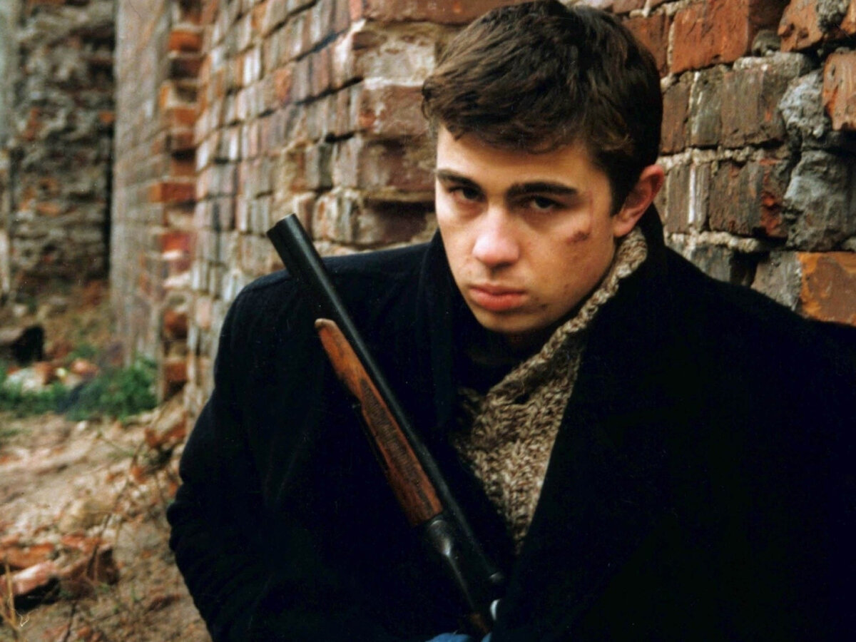 Таким мы его и запомнили - хмурым и с обрезом под пальто