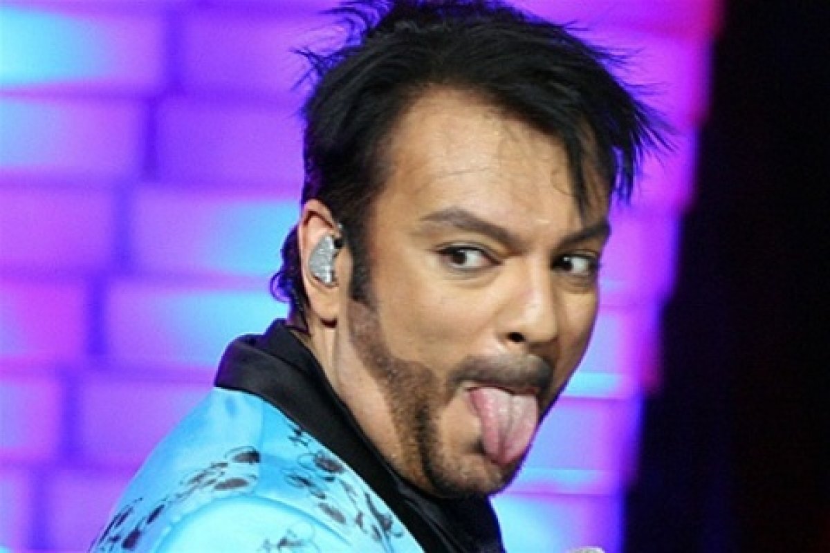 Кому это он?